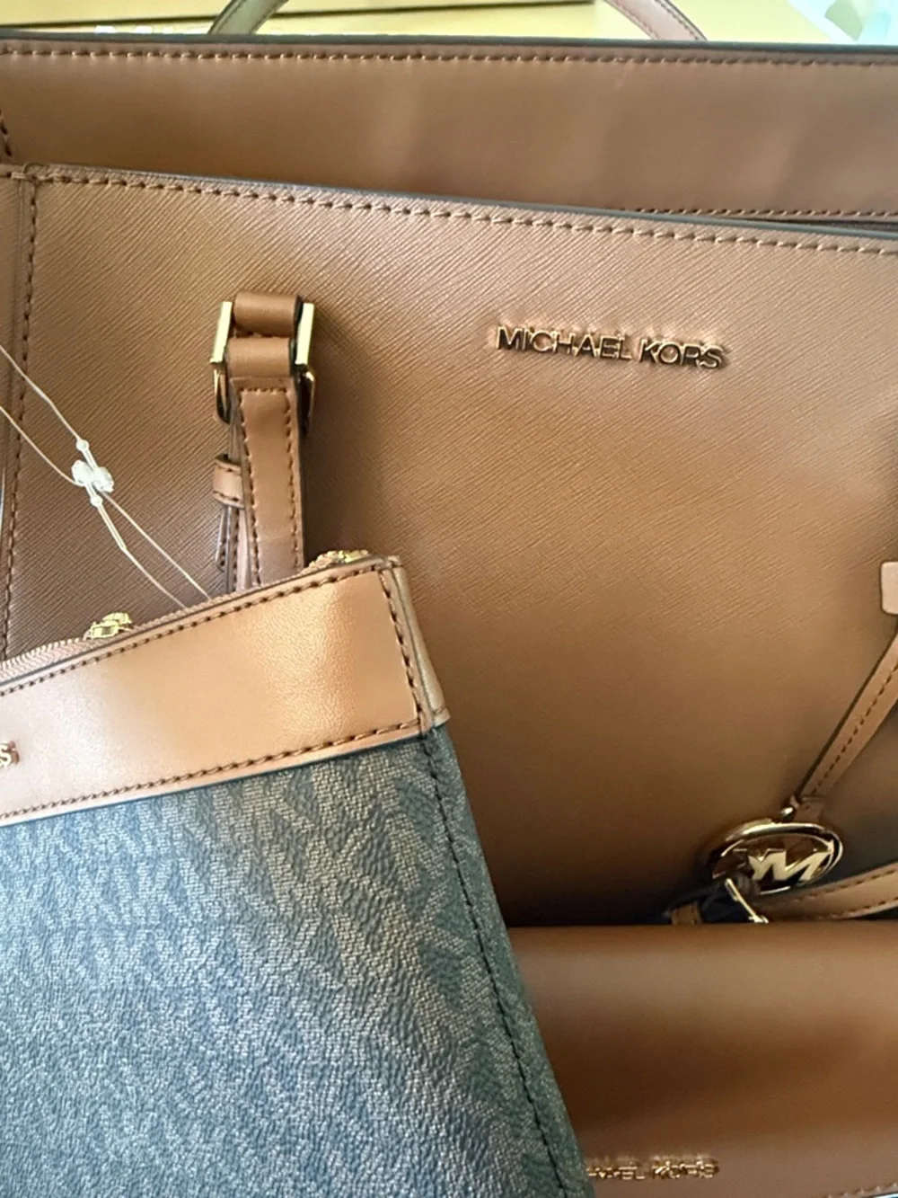 Michael Kors Totes Set Brand New Authentic 14x11
Pouches 9.5x6
Wallet 8x5 - Picture 5 of 9